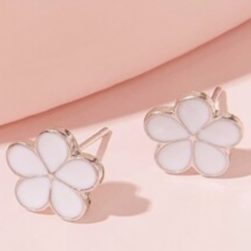 🍭 3/$15 Enamel White Flower Stud Earrings New